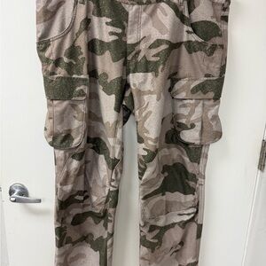 Men’s Cabela’s  Camouflage Cargo Pants size 42 lightweight